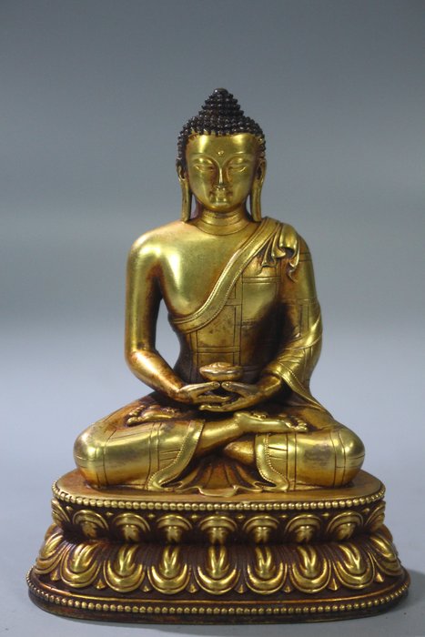 This is a gilt bronze statue of Sakyamuni Buddha. - Forgylt bronse - Kina