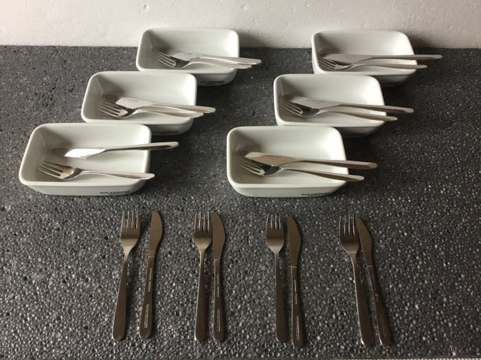 Set di posate in acciaio di FinnAir e British Airways con sei vassoi in ceramica - 托盤 - 鋼（不銹鋼）, 陶瓷