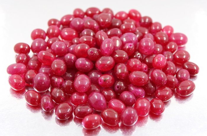 121 Rubis de très belles perles ovales faites à la main 615 Cts. Poli- 123 g