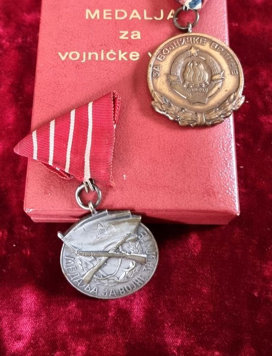 Jugoslavien - Benemerenti medaljon - 2 Military Medals