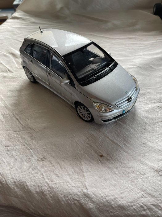 Kyosho 1:18 - 1 - Modellbil - Mercedes Benz B - Klasse 5 trg. Limousine