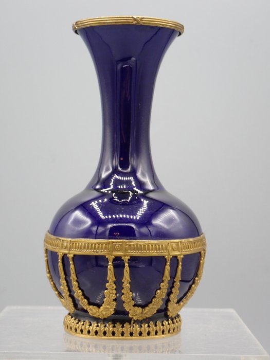 Faience de Sèvres - In the manner of Paul Milet - 花瓶 -  帶鍍金黃銅支架的小欄桿花瓶  - 陶瓷