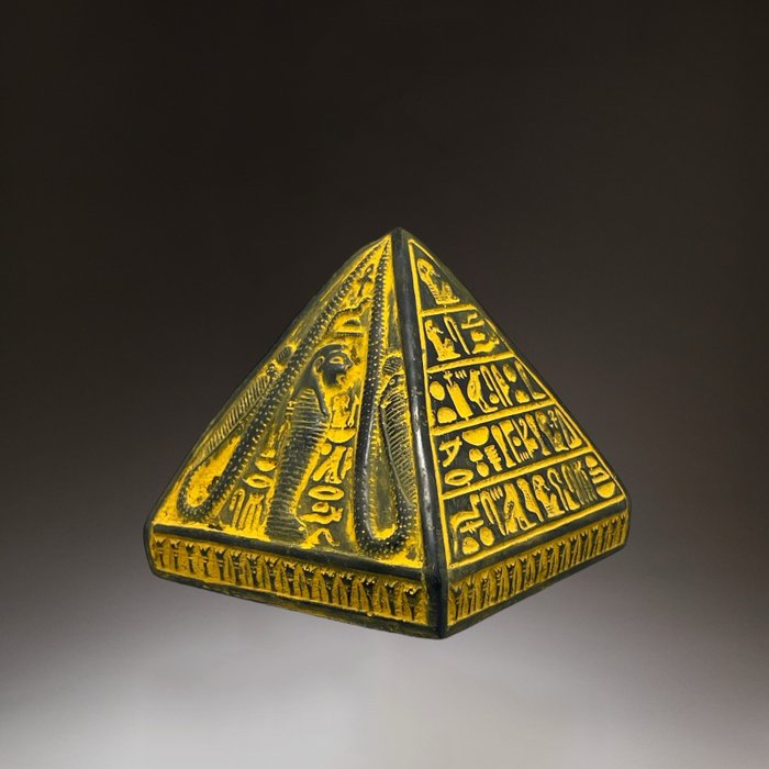 Replica egipteanului antic Piramidă de piatră cu hieroglife  (Fără preț de rezervă)