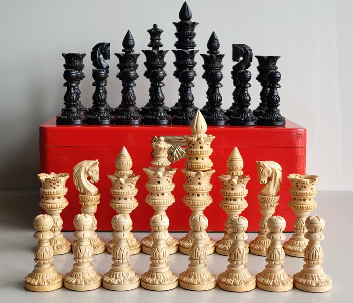 "Lotos" ręcznie rzeźbione figury szachowe w czerwonym, lakierowanym pudełku - Sakk-készlet - puszpáng (fehér figurák) és ébenfa (fekete figurák)