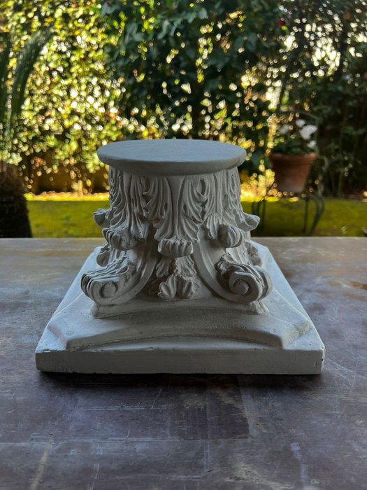 Sculptură, Capitello corinzio - 17 cm - praf de marmură