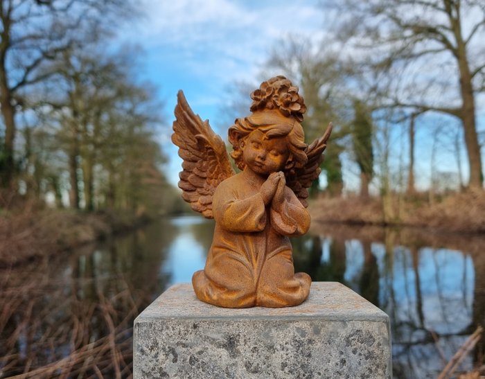 Figurine - A praying cherub - Eisen (Gusseisen/ Schmiedeeisen)