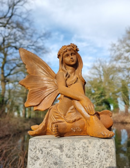 Figurita - A daydreaming fairy - Hierro (fundido/forjado)