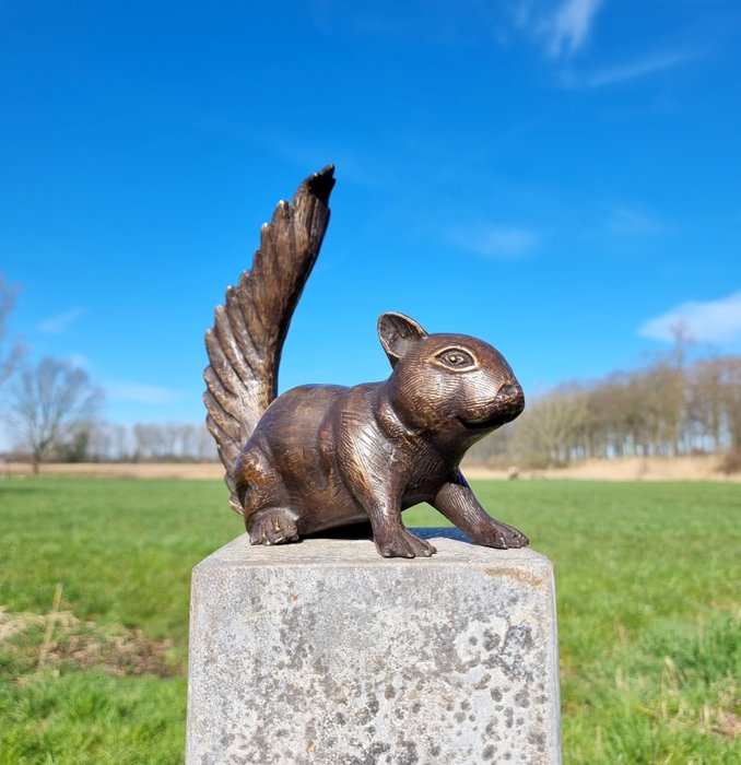 Figurin - A lifelike bronze squirrel - Brons