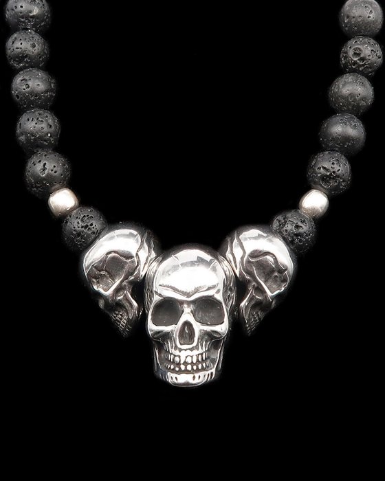 Halskette – 3 handgefertigte Totenköpfe – Memento Mori – Lavastein, 925er Silberverschluss – Schutz, - Halskette mit Anhänger