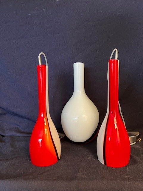 Plafonnier - Deux lampes suspendues et un vase