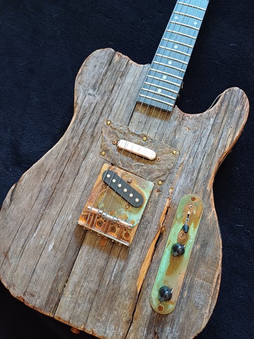 Mika Custom Art Guitars - Mika  Custom  Barnwood Guitar -  - Guitare électrique - Pays-Bas - 2024