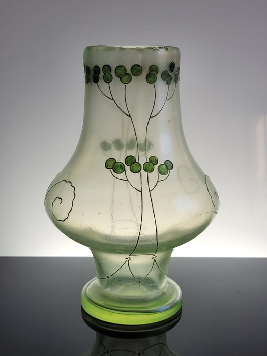 Ludwig Sütterlin - Vase  - Uranglas