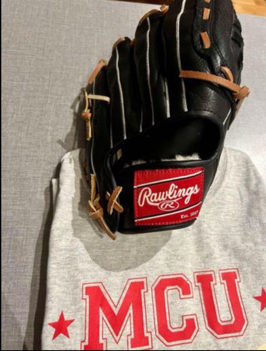 Baseball -Rawlings-hanske og MCU T-skjorte - Baseball