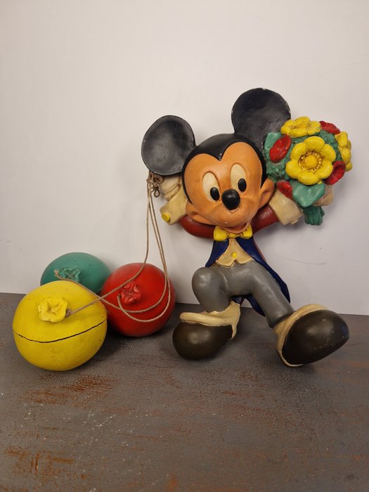 Disney - Disney - Statuetă - Mickey Mouse hangend aan ballonnen -  (1) - Rășină/Poliester