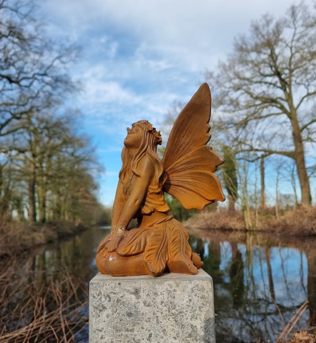 Figurine - A kneeling fairy - Eisen (Gusseisen/ Schmiedeeisen)