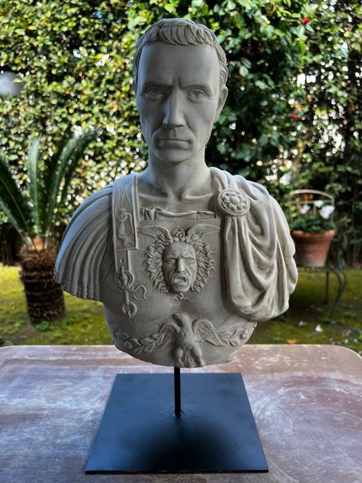 Escultura, Busto di Giulio Cesare - 48 cm - pó de mármore