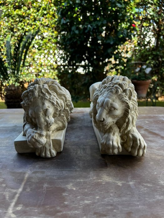 sculptuur, Coppia di leoni "il dormiente e il vegliante" - 15 cm - marmeren stof
