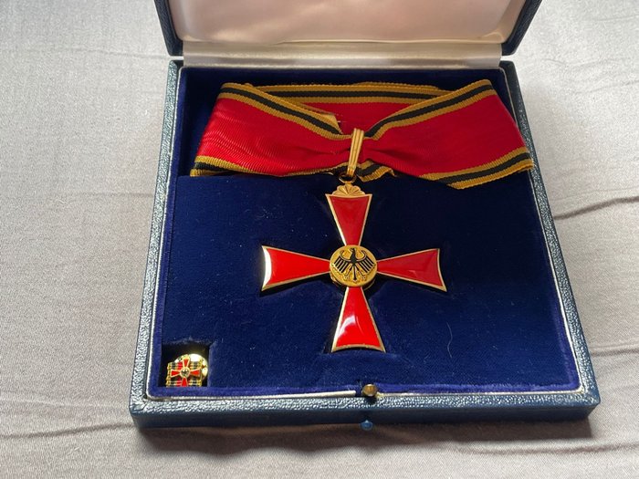 Deutschland - Medaille - Commander Class set of the German Bundesverdienstkreuz