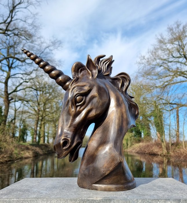 Beeldje - A Unicorn bust - Brons