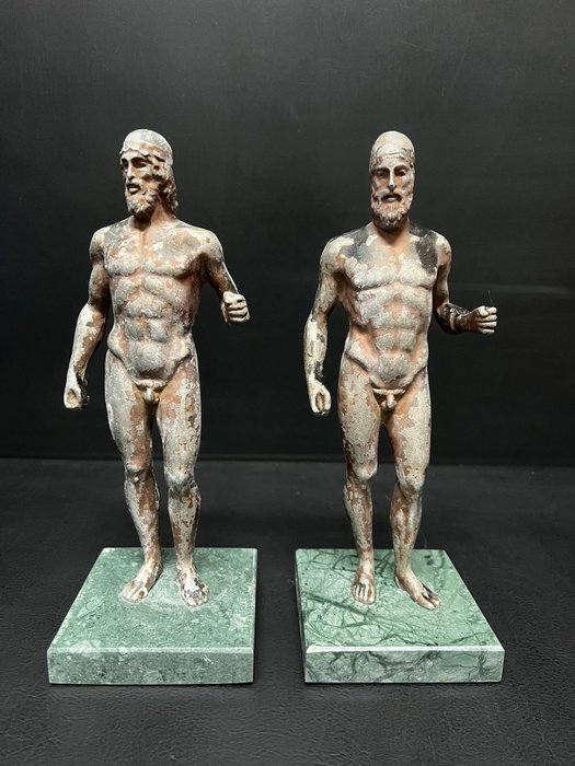 Figura - Par de esculturas de mesa em liga representando os bronzes Riace