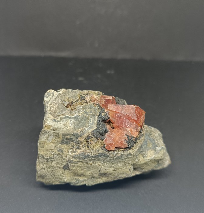 Rhodochrosit Kristalle auf Muttergestein - Höhe: 50 mm - Breite: 70 mm- 192 g