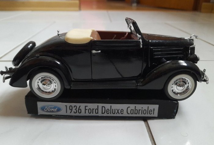 Danbury Mint 1:24 - 1 - Modellbil - ford deluxe cabriolet