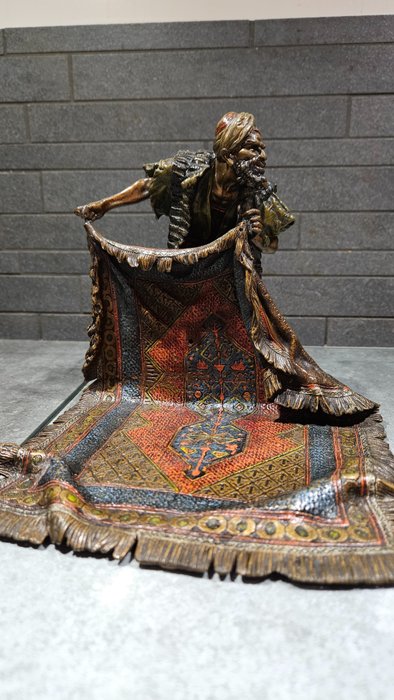 Franz Bergmann - Γλυπτό, Arabische tapijtenverkoper - 18 cm - Μπρούτζος (Ψυχρή κατεργασία)