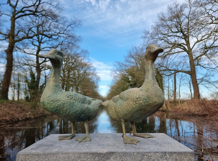 Figur - A pair of lifelike ducks - Bronse