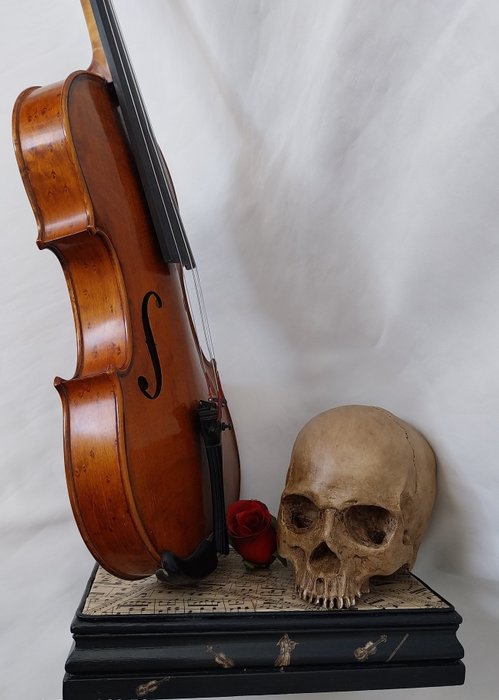 Ried gould - sculptuur, " Le Violoniste " - 63.5 cm - Memento Mori "The Violinist", viool, hoogwaardige hars, hout en papier