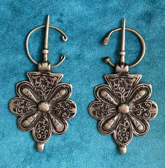 Zwei Berberfibeln punziert - Silber - Marokko - frühes 20. Jahrhundert