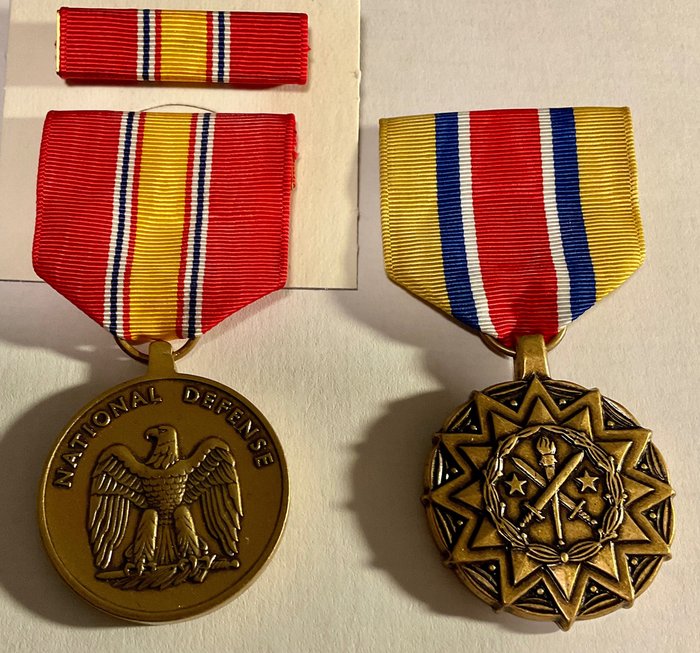 美国 - 奖章 - Zwei Amerikanische - Auszeichnungen - Orden Vietnam