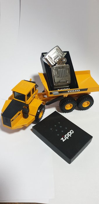 Zippo - Original Zippo Rarität Trecker mit schwerem Volvo Modell Muldenkipper - 打火機 - 鉻合金 -  (2)