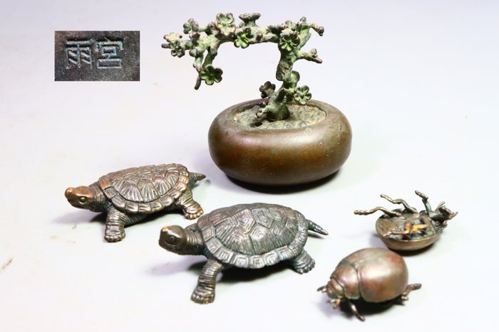 Bronze - Marked 雨宮 'Amemiya' - (5) Esculturas requintadas de lantana em vaso de Sakura, tartaruga, escaravelhos, etc. - Período Shōwa (1926-1989)