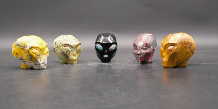 Sammlung von Alien-Schädeln – Jaspis, Achat, grüner Opal und Obsidian mit Labradorit-Augen Schädel- 690 g - (5)