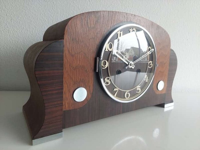 Uhr - Tischuhr - Art Deco - Verschiedene Holzarten, verchromtes Metall - 1920-1930