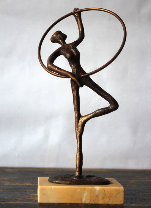 雕像 - Gymnaste met een hoepel - 26 cm - 大理石, 黄铜色