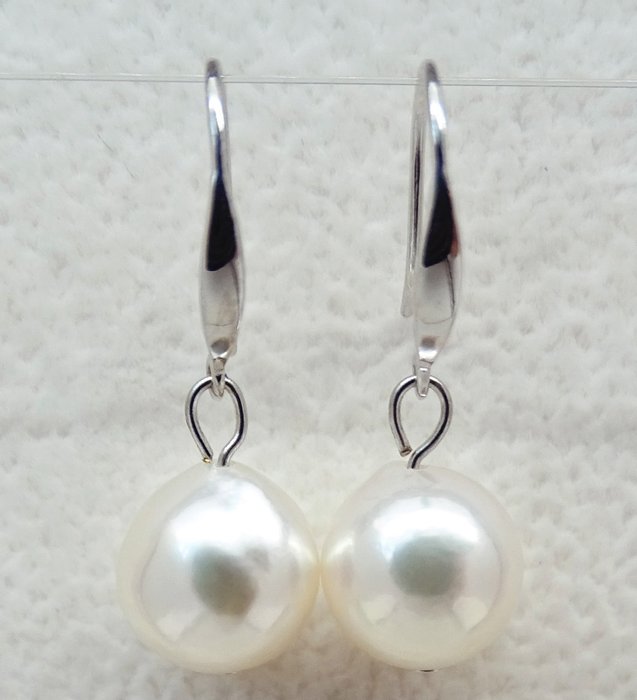 没有保留价 - Akoya Pearls, Drop Shape, 8.6 X 8.9 mm and 8.68 X 9 mm 耳环 - Approximately 24.32 mm from top to bottom - 白金 