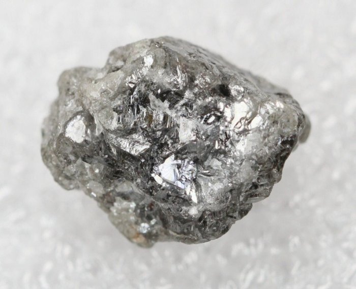 Diamant brut, gri natural. 4,27 carate. Fara pret de rezerva! Stare brută - Înălțime: 11.1 mm - Lățime: 8.6 mm- 0.85 g