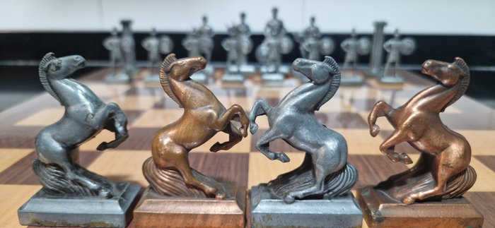 Tabuleiro de xadrez (1) - Ajedrez Helénico (Grecia Clásica) - Metal e madeira