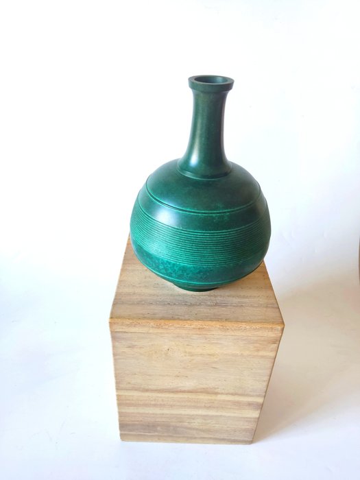 Bronze - Hasuda Shūgorō,蓮田修吾郎' - Eine wunderschöne japanische Ikebana-Vase aus Bronze - Shōwa Zeit (1926-1989)  (Ohne Mindestpreis)
