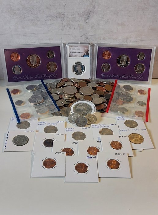 Estados Unidos. A 330 piece lot of USA coins, including silver, 2x proof sets, an NGC PF70 certified quarter, and