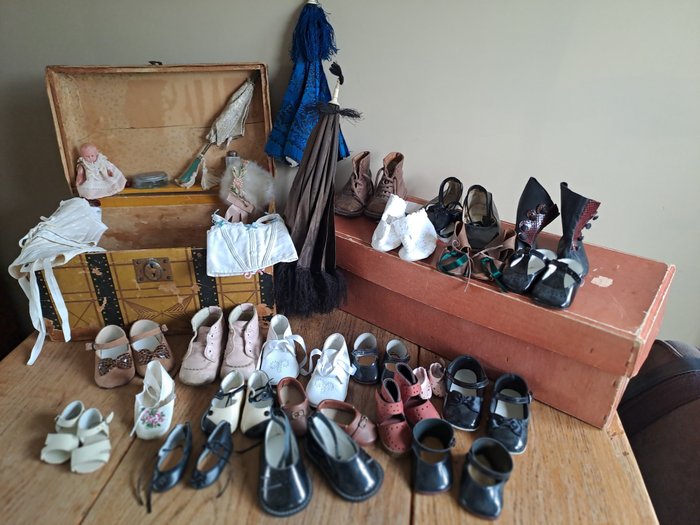 Onbekend  - 娃娃 Accessories - Shoes, Umbrellas, Clothing - 1920-1930 - 法国