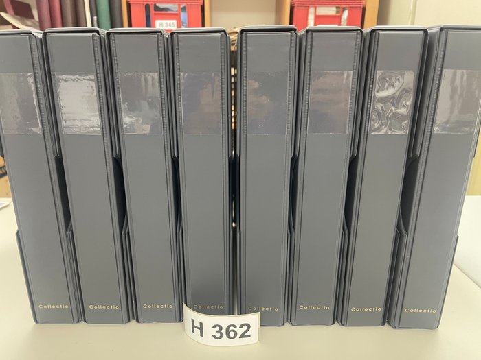 Accessoires  - 8 classeurs à anneaux Collectio comprenant des cassettes avec pages compartimentées noires