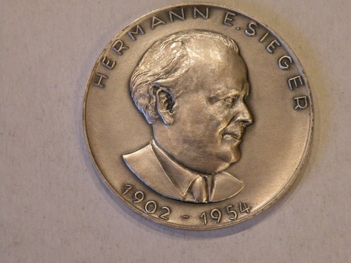 Germany. Medal 1954 Hermann E. Sieger - Fur Zeppelin und Flugpost  (No Reserve Price)