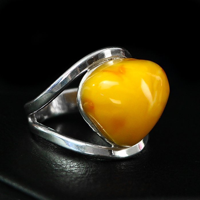 Ring med gul rav perle - Højde: 31 mm - Bredde: 21 mm- 7 g