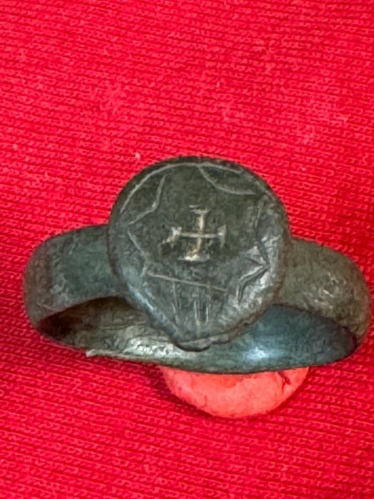 Middeleeuwen, kruisvaardersperiode Brons Vingerring - 17.5 mm