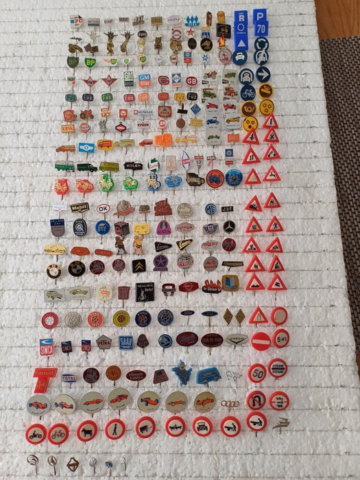 Collection de souvenirs - Collection de 245 pin's et pin's des années 1960-1980. Marques de voitures, motos, cyclomoteurs et