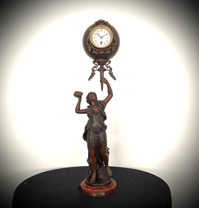 時鐘 - 大型新藝術風格雕塑“Bacchante”，附球鐘 - 新藝術風格 - 鋅合金，多色銅綠 - 約1900年