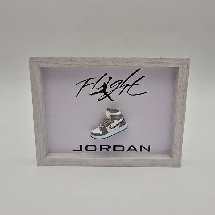 Moldura (1) - Mini tênis "AJ1 Air Jordan 1 Dior" emoldurado  - Madeira