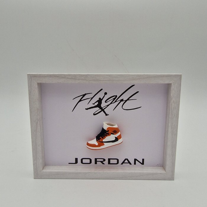 Lijst (1) - Mini sneaker "AJ1 Air Jordan 1 Travis Scott" ingelijst  - Hout
